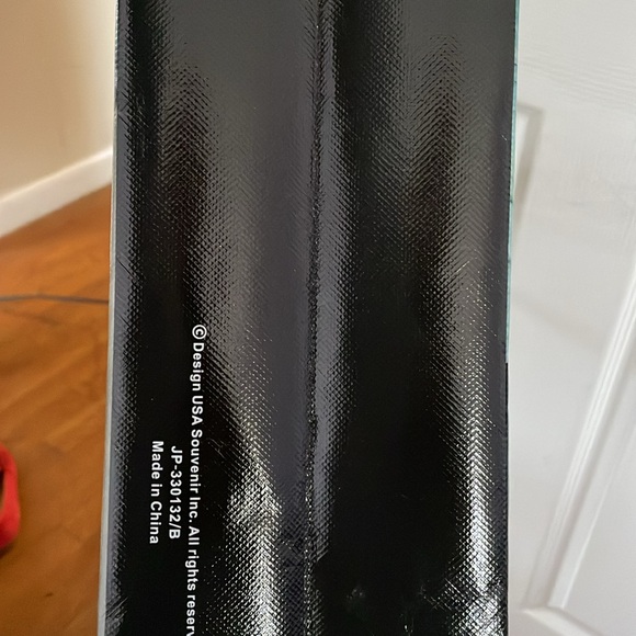 Tote bag. NYC motif. Only 1 use. Sturdy Woven plastic body w cloth handles. ⭐️ - Picture 9 of 10